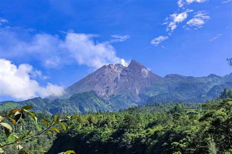 Setahun Erupsi Efusif Gunung Merapi Ini Peta Bahaya Luncuran Awan