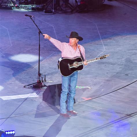 George Strait draws Texas-sized crowd for RodeoHouston 2022 finale ...