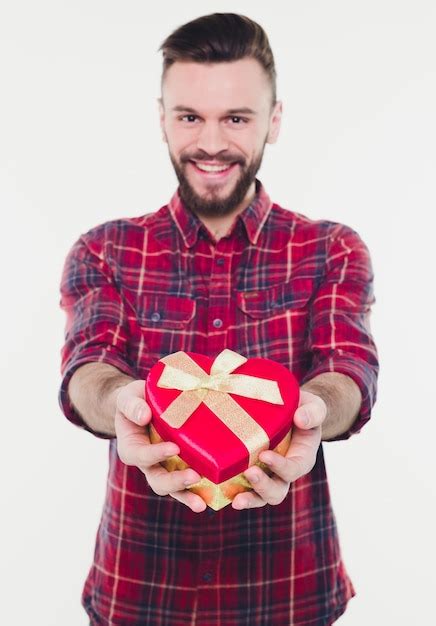 Hombre Guapo Joven Con Barba Con Regalo O Caja De Regalo En Las Manos