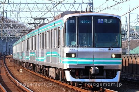 【東京メトロ】9000系 各停（東急目黒線：多摩川駅）の写真素材 248641305 イメージマート