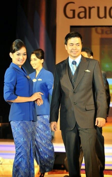 World stewardess Crews: Garuda Indonesia Uniform Fashion Show