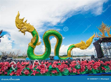 Estatua De La Serpiente O Del Naga En Nongkhai Tailandia Imagen De