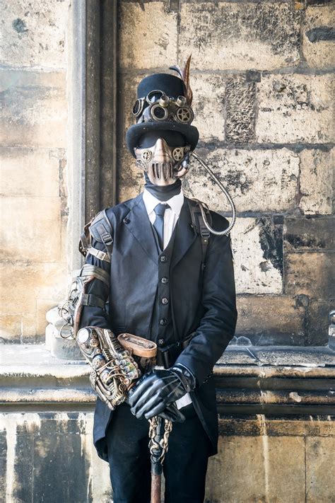 Steampunk Fashion Guide: Steampunk Mystery Man in Black's Halloween Tip
