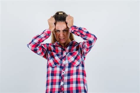 Mujer Joven En Camisa Casual Manteniendo Las Manos En La Cabeza Y