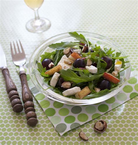 Salade fruitée dautomne aux raisins poires et feta Recettes de