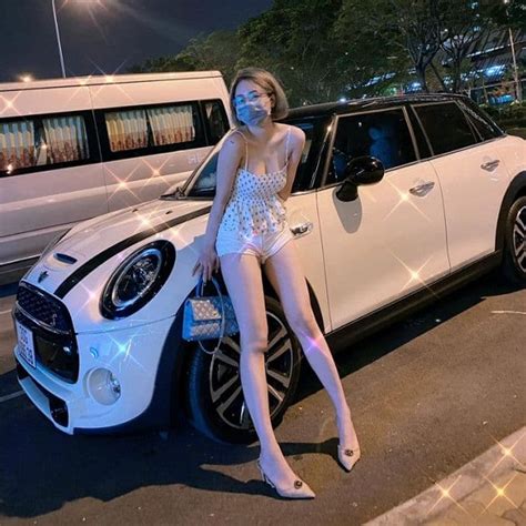 Hot girl Trâm Anh đăng ảnh giường chiếu khoe mặt mộc và đôi vai trần quyến rũ