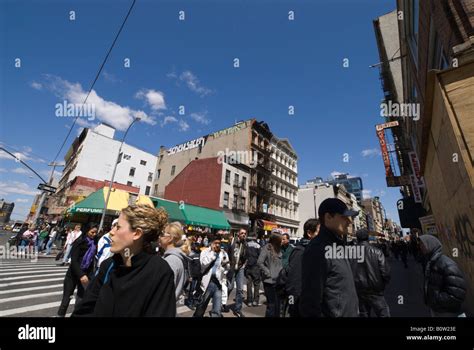 New York City Manhattan Island Sidewalk People Stock Photo Alamy