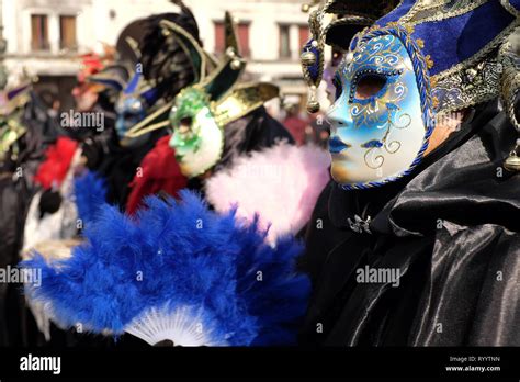 Personas vestidas con trajes tradicionales y máscaras de carnaval de