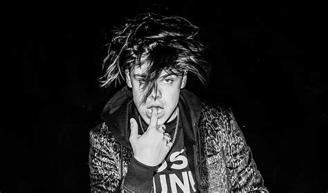 Up Close And Personal With Yungblud Yungblud Black And White Hd