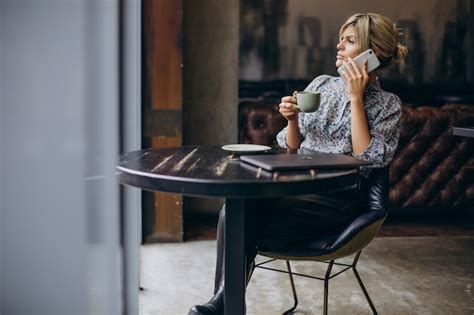 Mujer Que Trabaja En La Computadora Y Tomando Caf Foto Gratis