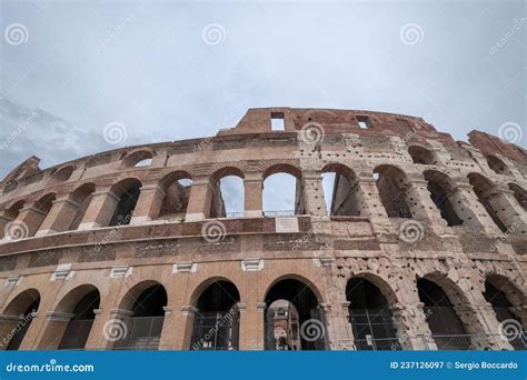 Vistas Y Detalles Del Monumento Al Colosseo En Roma Imagen De Archivo