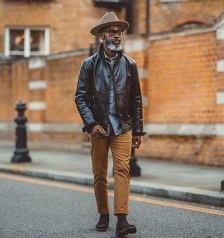 Comment porter une chemise bleue avec un pantalon chino tabac après 50