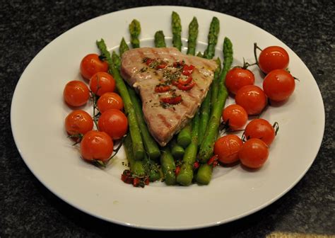 Gegrilde Tonijn Met Groene Asperges En Kerstomaatjes