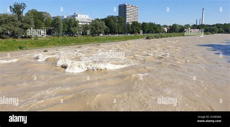 Isar Hochwasser Berschwemmung In M Nchen Stock Photo Alamy