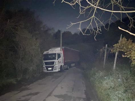 Tir Sbaglia Strada E Resta Incastrato Percorso Bloccato E Traffico In Tilt