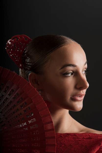 Femme Posant Avec Ventilateur Vue De Face Photo Gratuite