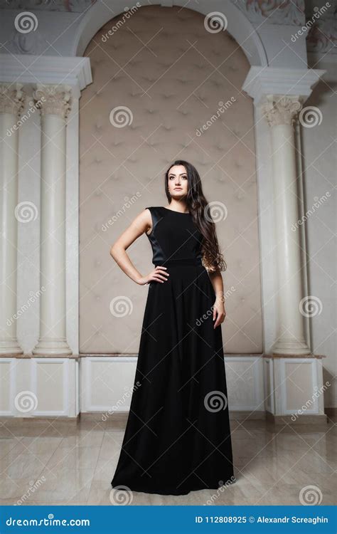 Photo De Belle Femme Sexy Dans La Robe De Soirée élégante Image stock