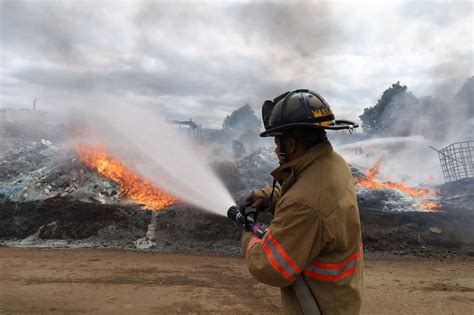 Fuego consume recicladora de plásticos en Villa Nueva; sin víctimas