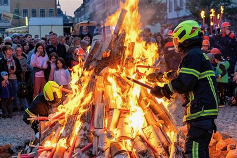 Wo Zum Hexenfeuer Und Maibaumsetzen In Der Region Rochlitz Eingeladen Wird