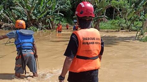 Kk Terdampak Banjir Di Sumbermanjing Wetan Malang Tinggi Air Capai