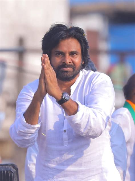 పవన్ కళ్యాణ్ పొలిటికల్ స్పీచ్ లు రాసేది అతనే సీక్రెట్ బయట పెట్టిన