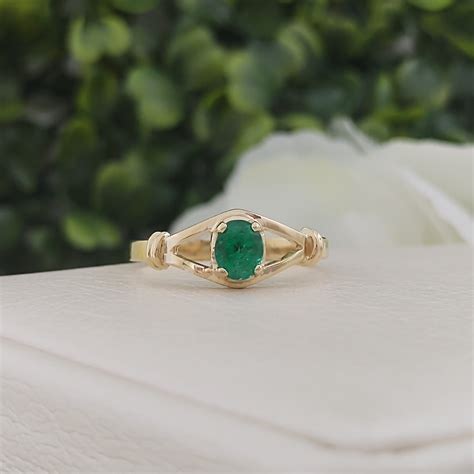 Anillo esmeralda óvalo Joyería Triángulo de Oro