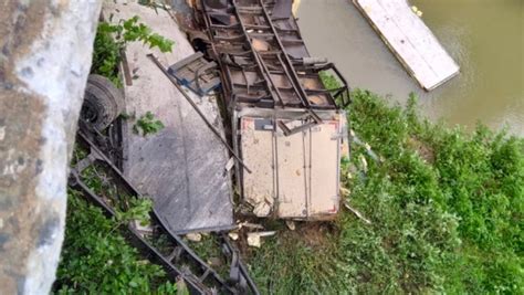 Caminh O Cai De Ponte Na Br E Motorista Morre Der Luiz Not Cias