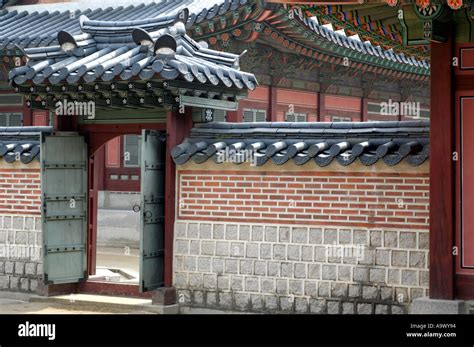 Traditional Korean Wall And Door Stock Photo Alamy