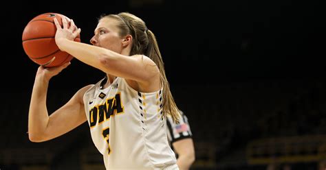 Iowa women dominate second half for crucial win over Minnesota