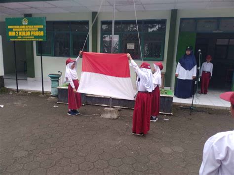 MIN 2 Kulon Progo Budayakan Kedisiplinan Lewat Upacara Bendera