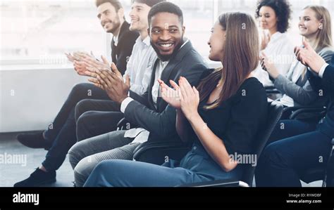 Audience clapping hi-res stock photography and images - Alamy