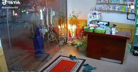 Hot girl ăn quỵt Bella tranh thủ thó trộm tiền trên bàn thờ thần tài nghe tiếng gia chủ vội