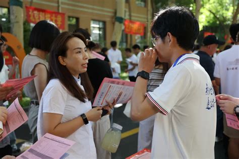 上百所高校齐聚衡水二中2024年“高招会”，考生、家长和高校面对面沟通中国国情中国网