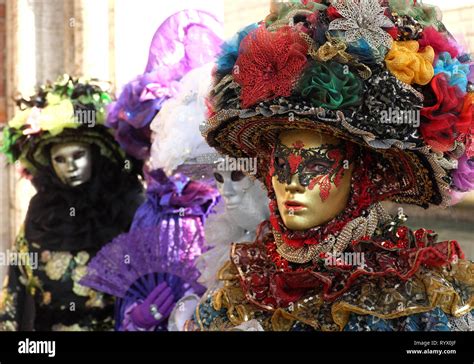 Personas vestidas con trajes tradicionales y máscaras de carnaval de