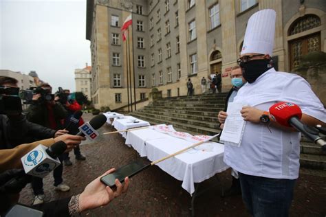 Gastro Protest w Katowicach Branża protestuje wobec działań rządu