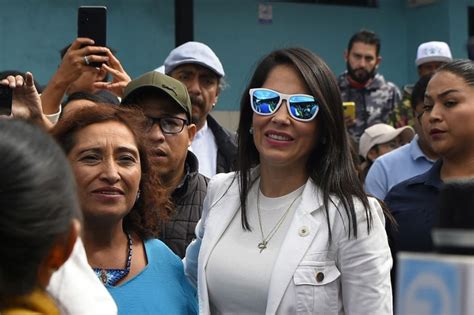 Ecuador La Candidata Corre Sta Luisa Gonz Lez Y El Exlegislador Daniel