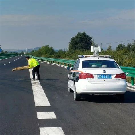 六支队（赤峰）七大队及时清理障碍物 保障公路安全畅通 巡查 路面 执法人员