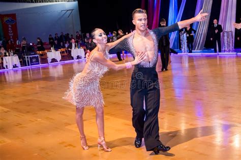 Bailarines Que Bailan La Danza Latina En La Conquista De La Danza Imagen Editorial Imagen De