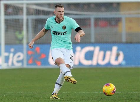 Calciomercato Inter Skriniar In Bilico Addio Da Milioni