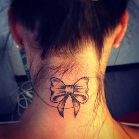 Tatouage noeud nuque femme Modèles et Exemples