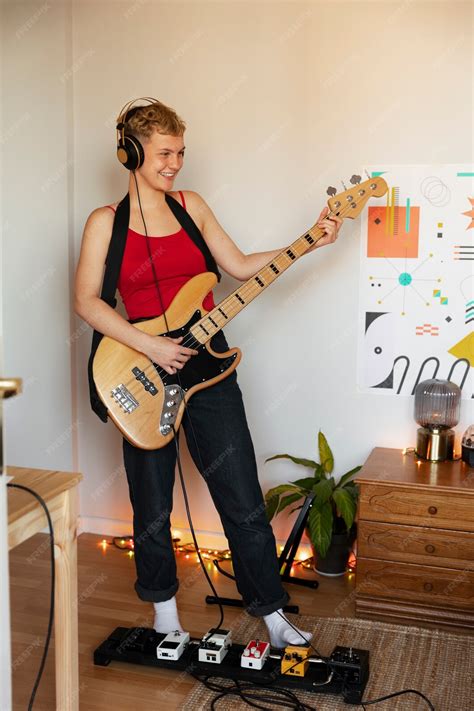 Free Photo Artist Creating Alternative Bedroom Pop Music