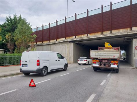 Rimini Bisarca Con Furgone E Gru Incastrata Sotto Il Ponte Dell A14