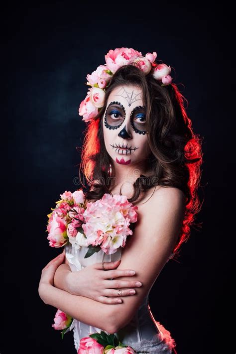 Mujer Del Maquillaje De Halloween De Santa Muerte Foto De Archivo