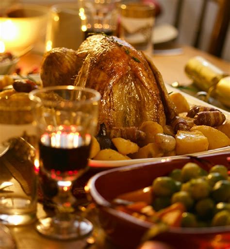 7 British Christmas Traditions That Are Simply Smashing Purewow