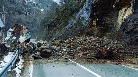 Rize de heyelan Pazar Hemşin yolu trafiğe kapandı