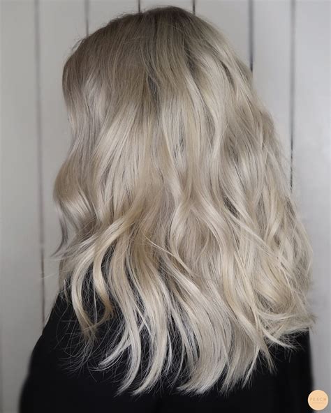 Kall blond hårfärg med toner av ljus blond ask och silver Hårfärg