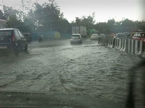 Rain Leads to Traffic Chaos in Delhi