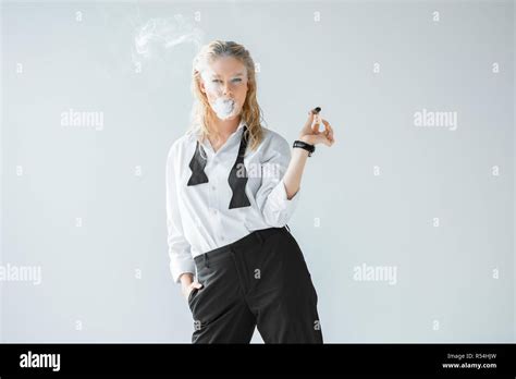 Fille Blonde Qui Fume Banque De Photographies Et Dimages Haute R Solution Alamy