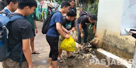 Mahasiswa Unpad Bantu Pembersihan Sisa Lumpur Banjir Di Dayeuhkolot