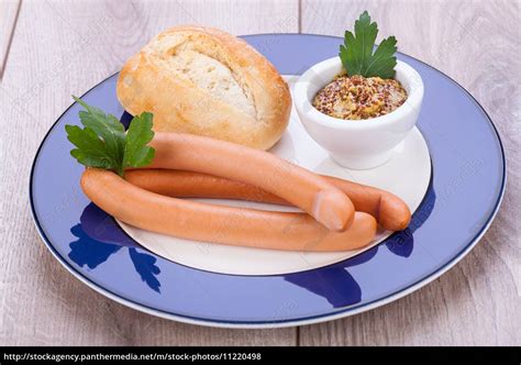 Heisse Wiener W Rstchen Mit Senf Und Dunklem Brot Stockfoto